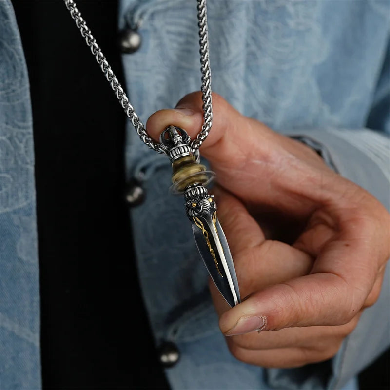 Collier homme-pendentif KILA TIBÉTAIN™ presentation pendentif main 