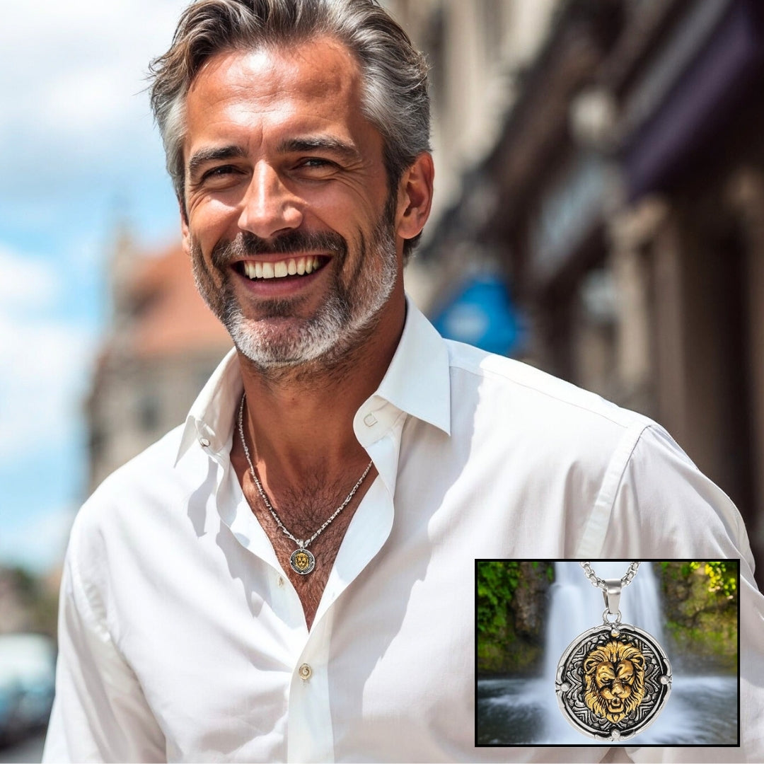 Collier homme-pendentif LEOTOP II™  chemise blanche homme mature