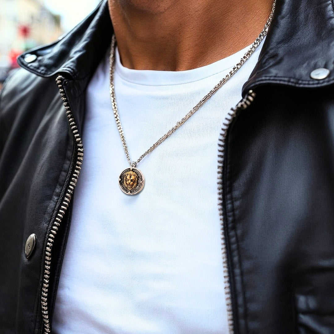 Collier homme-pendentif LEOTOP II™  t-shirt blanc veste cuie noire
