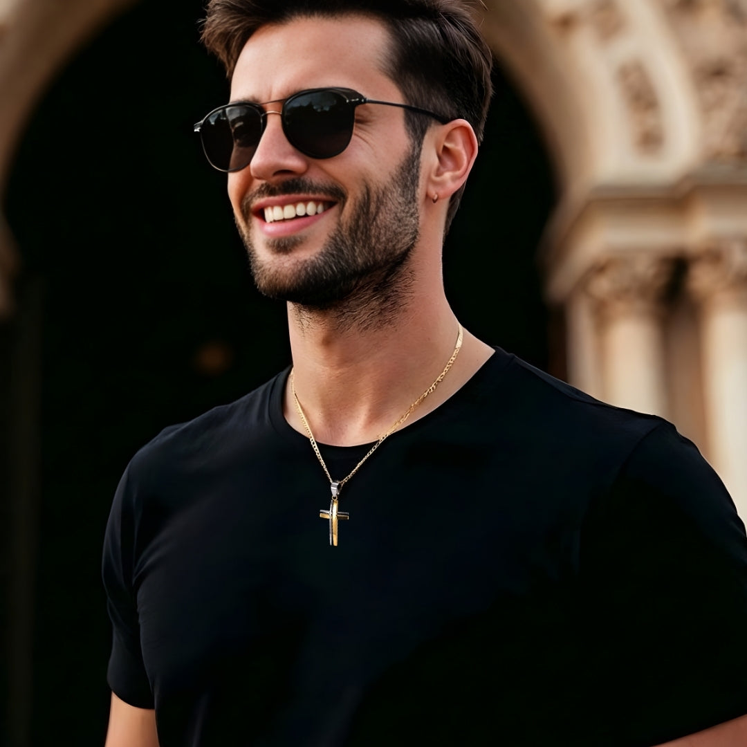 Collier homme, Pendentif Croix "Convergence" dore t shirt noir eglise