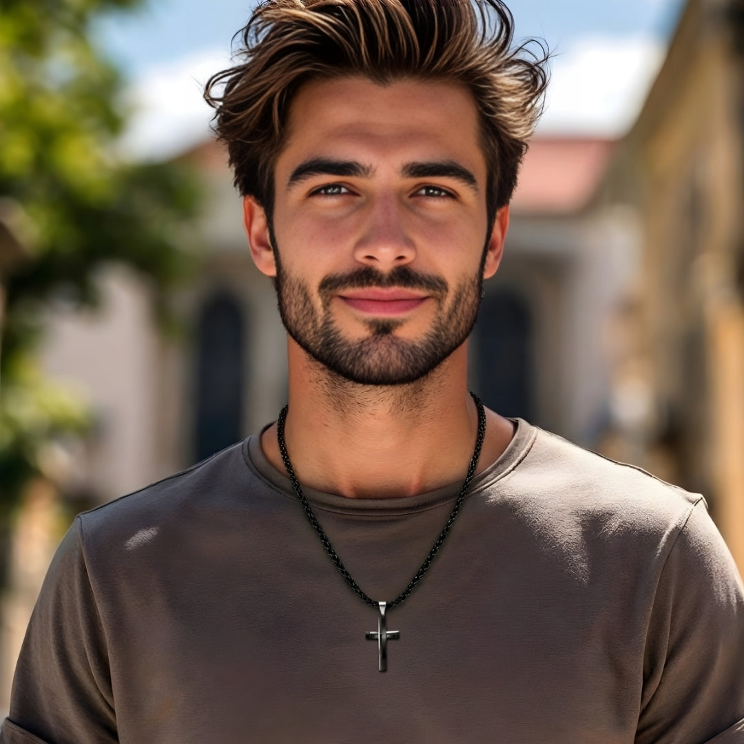 Collier homme, Pendentif Croix "Convergence" noire t shirt gris