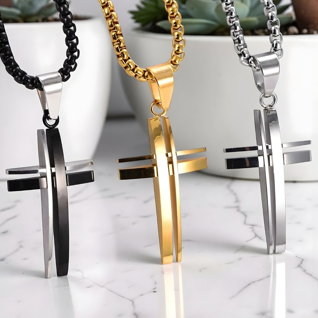 Collier homme, Pendentif Croix "Convergence" trois variantes noir dore argent table marbre