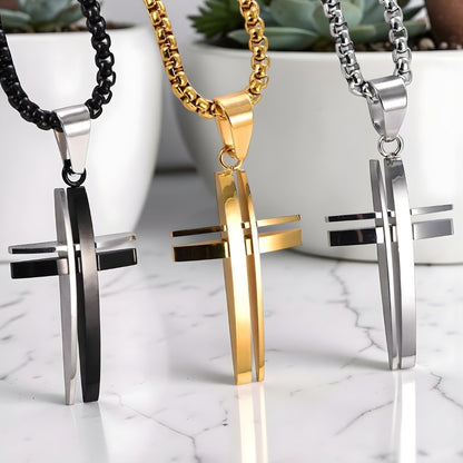 Collier homme, Pendentif Croix "Convergence" trois variantes noir dore argent table marbre
