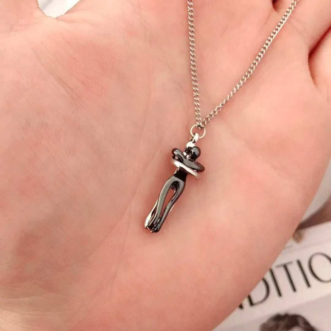 Collier homme collier femme pendentif COUPLE AMOUREUX presentation main 