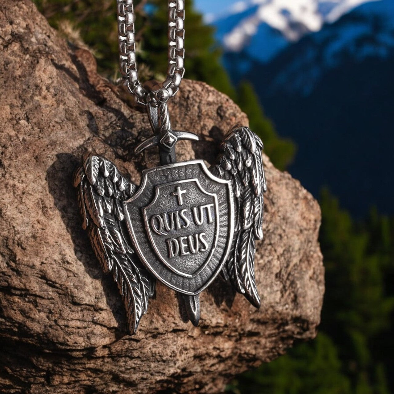 Collier homme, pendentif BOUCLIER D'ARCHANGE presentation rocher montagnes