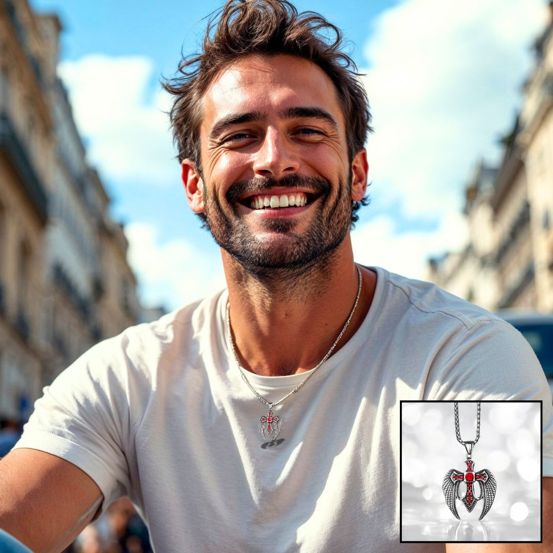 Collier homme, pendentif CROIX AILEE™ rouge t-shirt blanc 