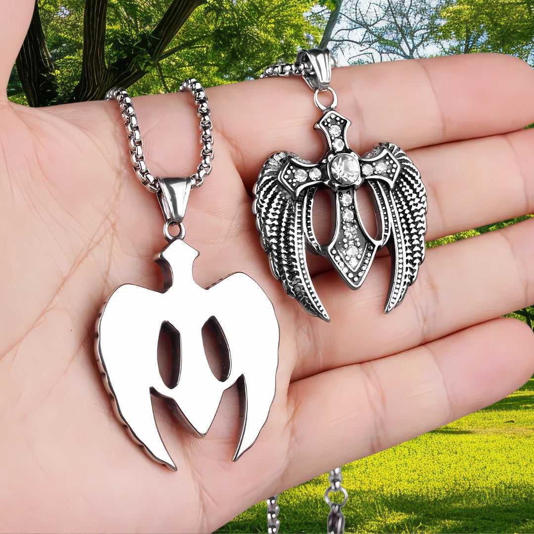 Collier homme, pendentif CROIX AILÉE™  blanche sur main deux faces