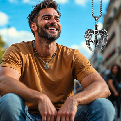 Collier homme, pendentif CROIX AILÉE™ noire t-shirt mode jeans ciel bleu