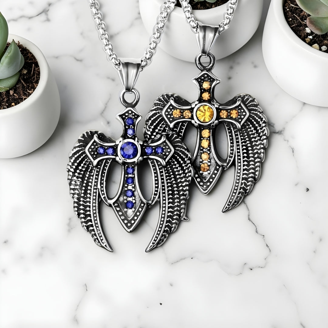 Collier homme, pendentif CROIX AILÉE+™ variantes bleue jaune table marbre