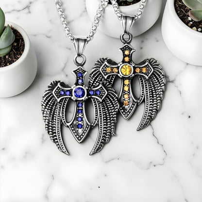 Collier homme, pendentif CROIX AILÉE+™ variantes bleue jaune table marbre
