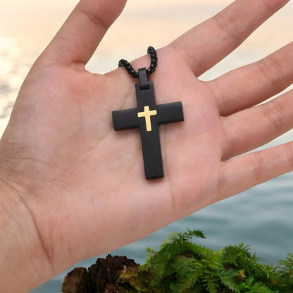 Collier homme, pendentif CROIX SUR CROIX™ noir doree main 