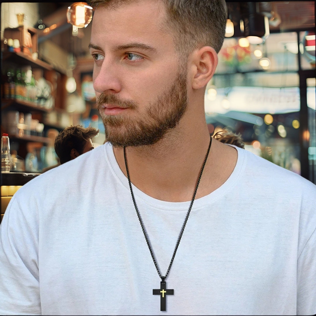Collier homme, pendentif CROIX SUR CROIX™ noir or t-shirt blanc