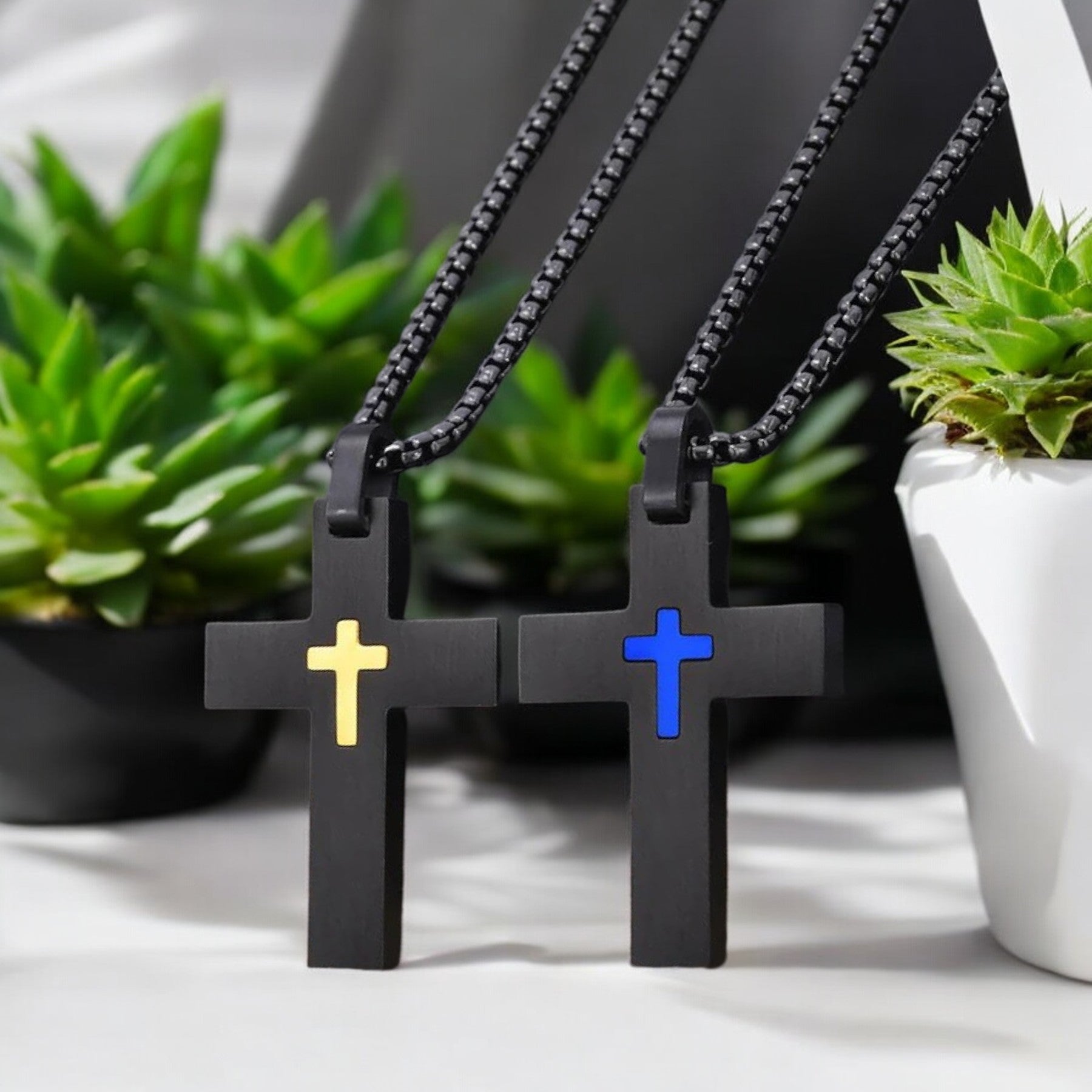 Collier homme, pendentif CROIX SUR CROIX™ variantes noire or noire bleue