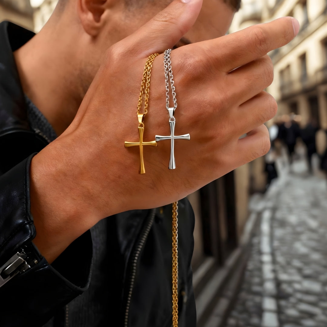 Collier homme, pendentif Croix Aura Moderne argent doré presentation main rue paris