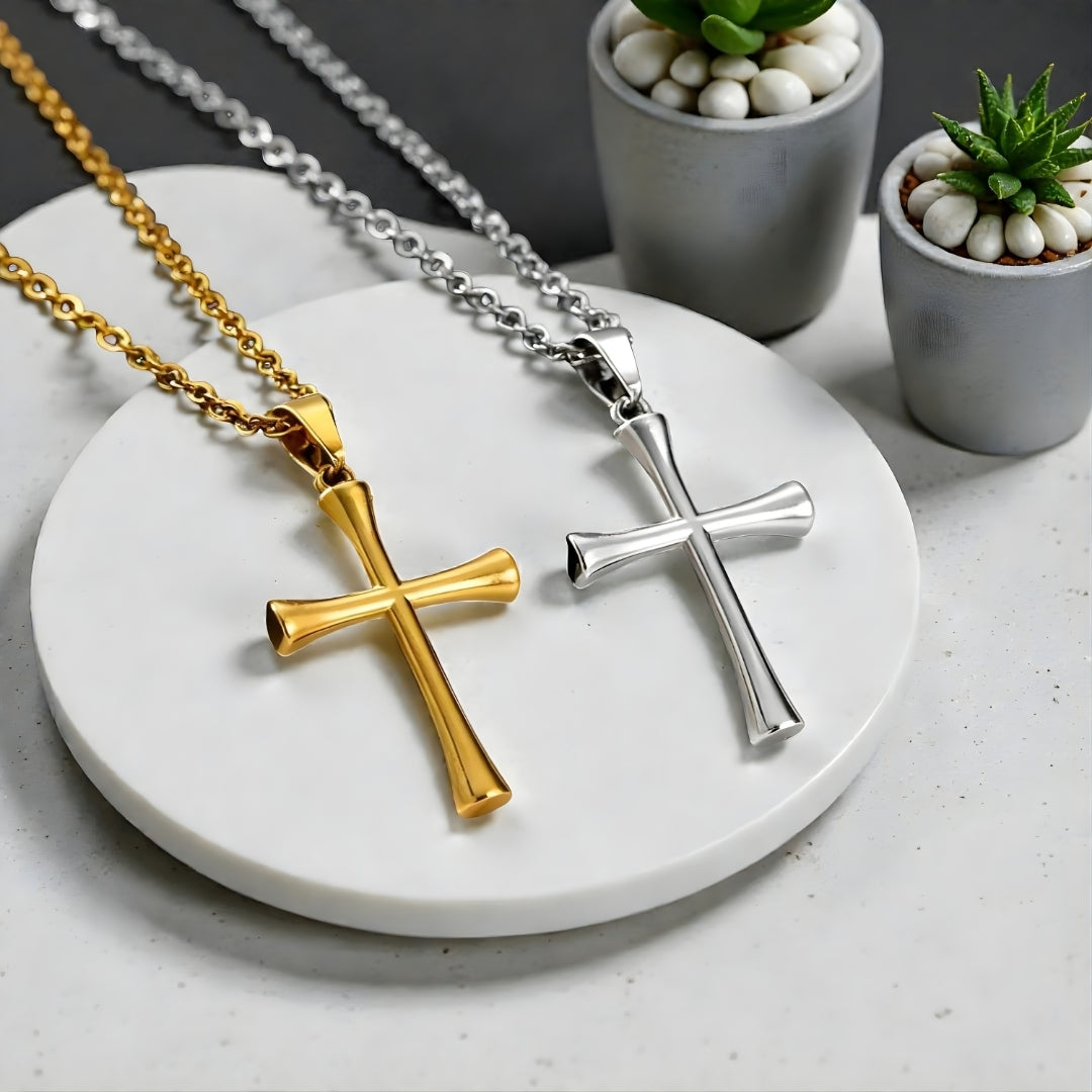 Collier homme, pendentif Croix Aura Moderne argent doré presentation marbre