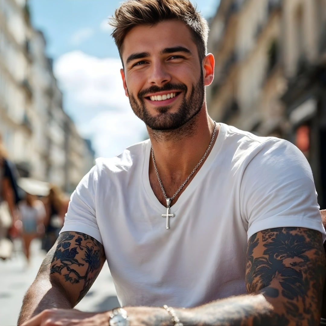 Collier homme pendentif Croix à Bords evases argent t shirt blanc 