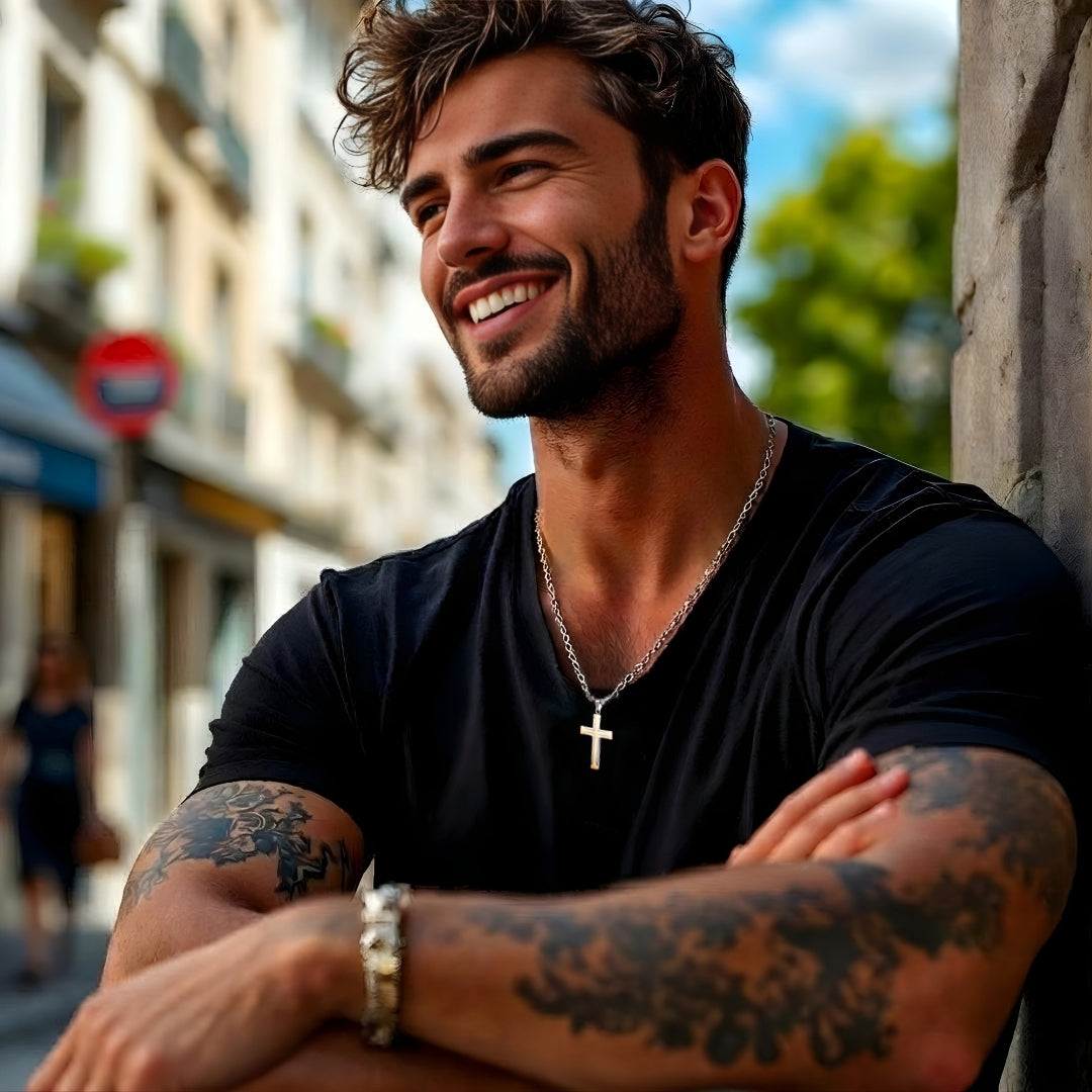 Collier homme pendentif Croix à Bords evases argent t shirt noir