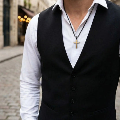 Collier homme pendentif Croix à Bords evases dore noir chemise blanche