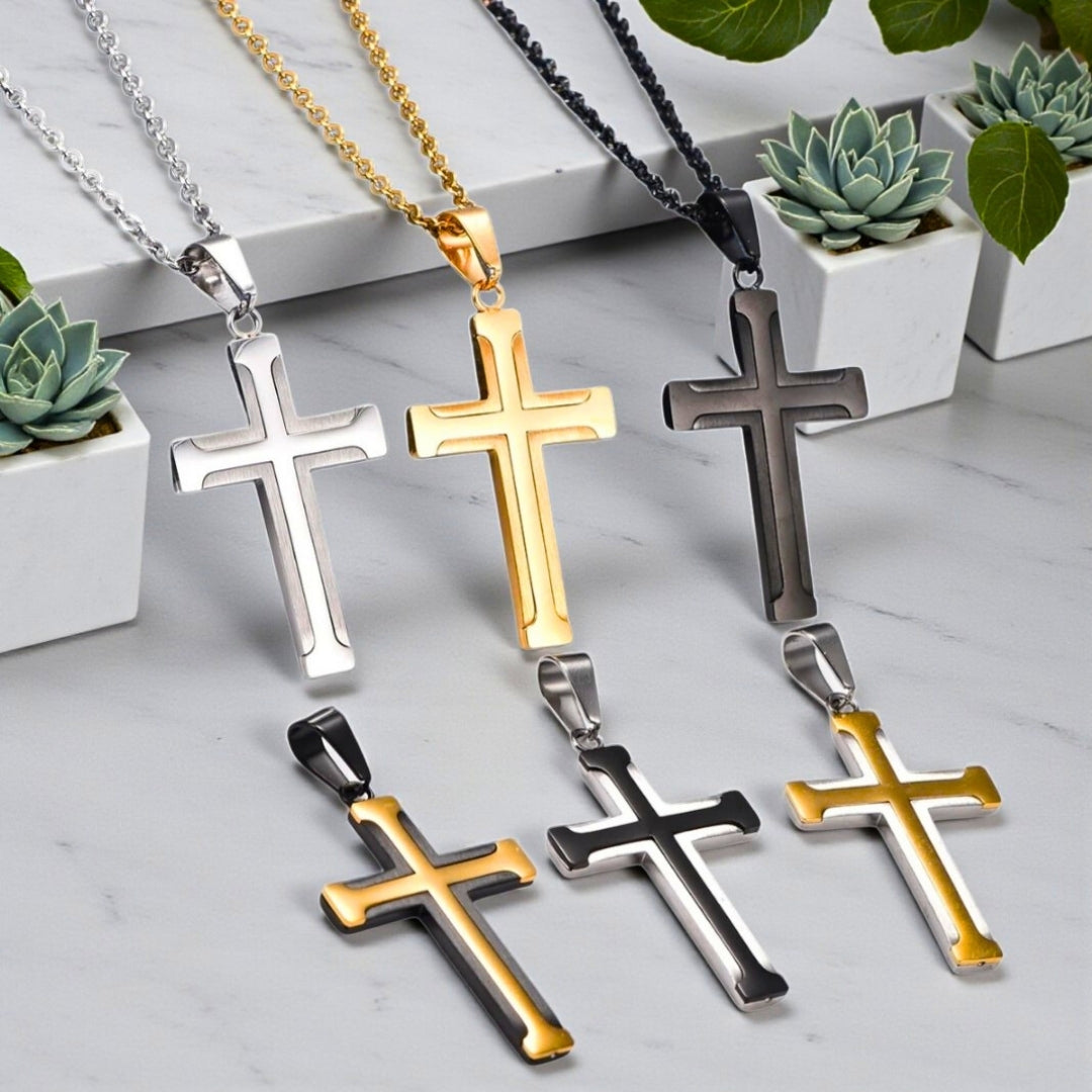 Collier homme pendentif Croix à Bords evases six variantes table marbre