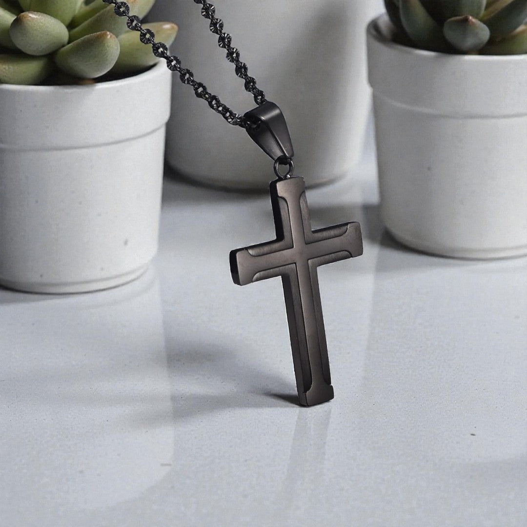 Collier homme pendentif Croix à Bords evases variantes noire