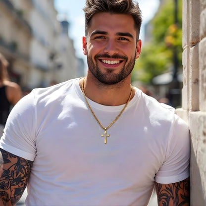 Collier homme, pendentif Croix Gladius" dore t shirt blanc 