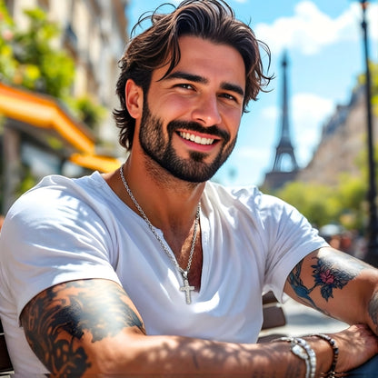 Collier homme pendentif  "Croix Stellar" variantes argent t shirt blanc Paris