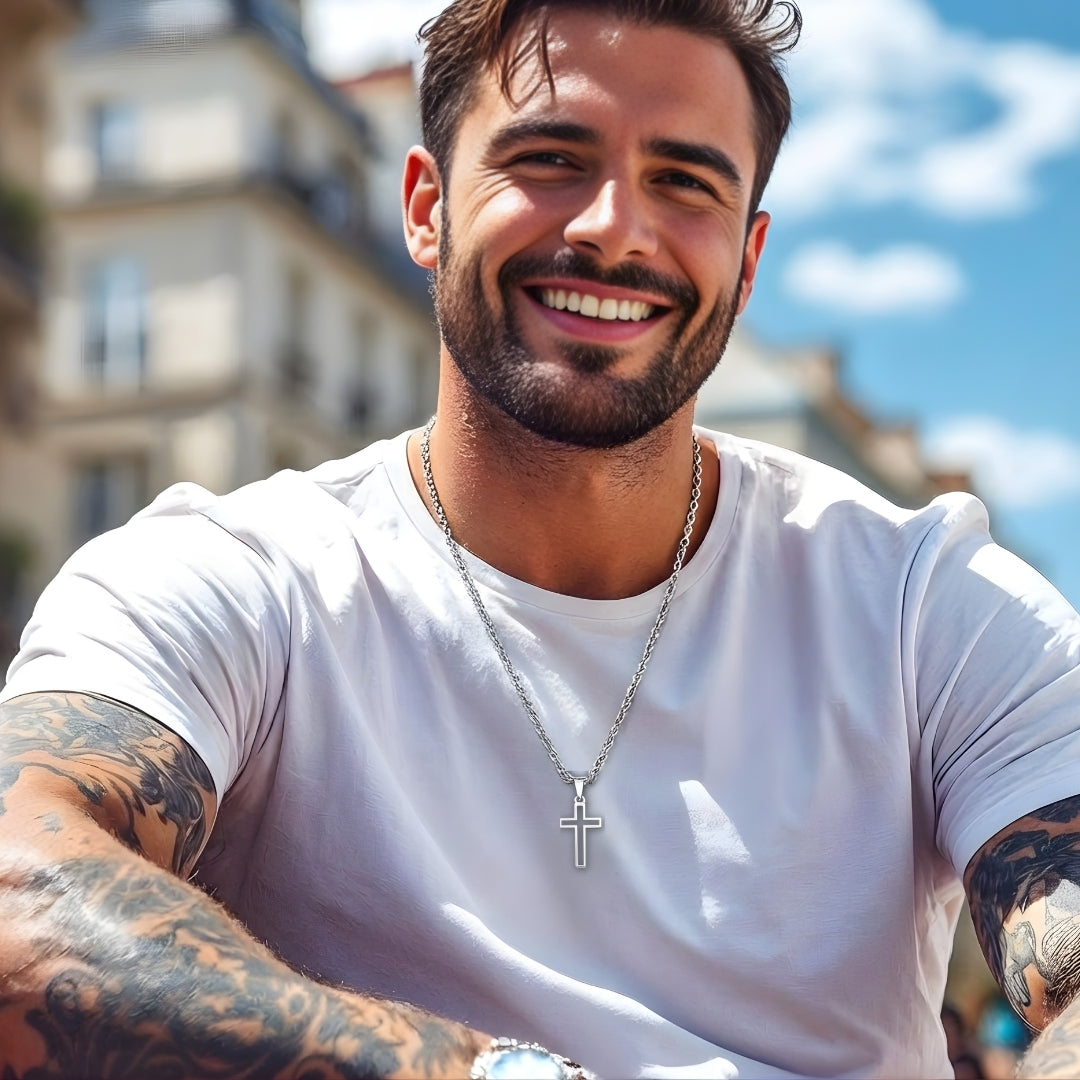 Collier homme, pendentif Croix Urbaine Ajourée argent t shirt blanc belle journee