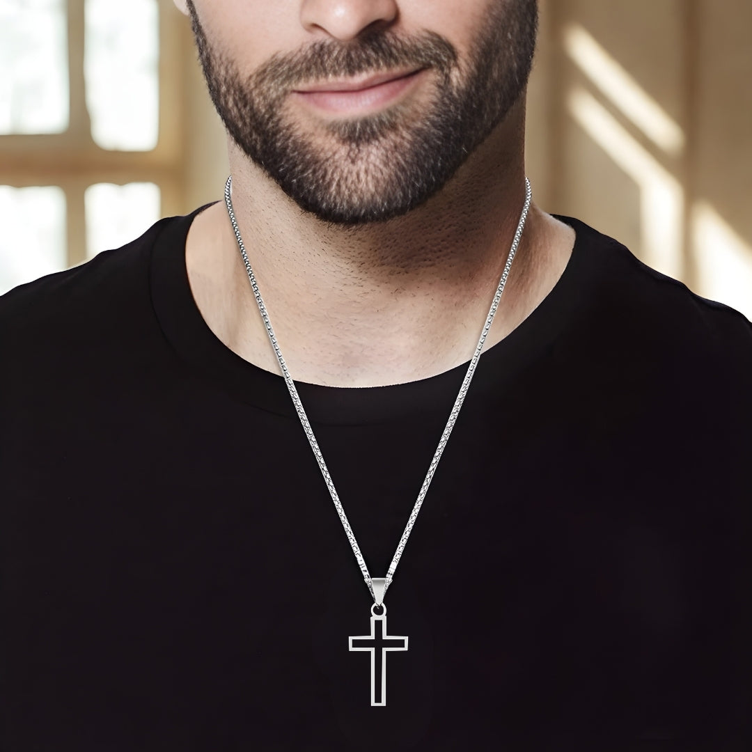 Collier homme, pendentif Croix Urbaine Ajourée argent t shirt noir interieur