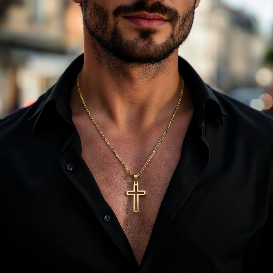 Collier homme, pendentif Croix Urbaine Ajourée dore chemise noire elegante