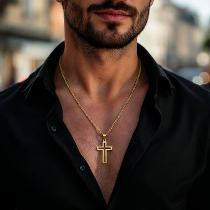 Collier homme, pendentif Croix Urbaine Ajourée dore chemise noire elegante