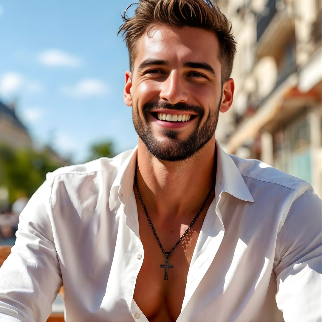 Collier homme, pendentif Croix Urbaine Ajourée noire chemise blanche elegante exterieur