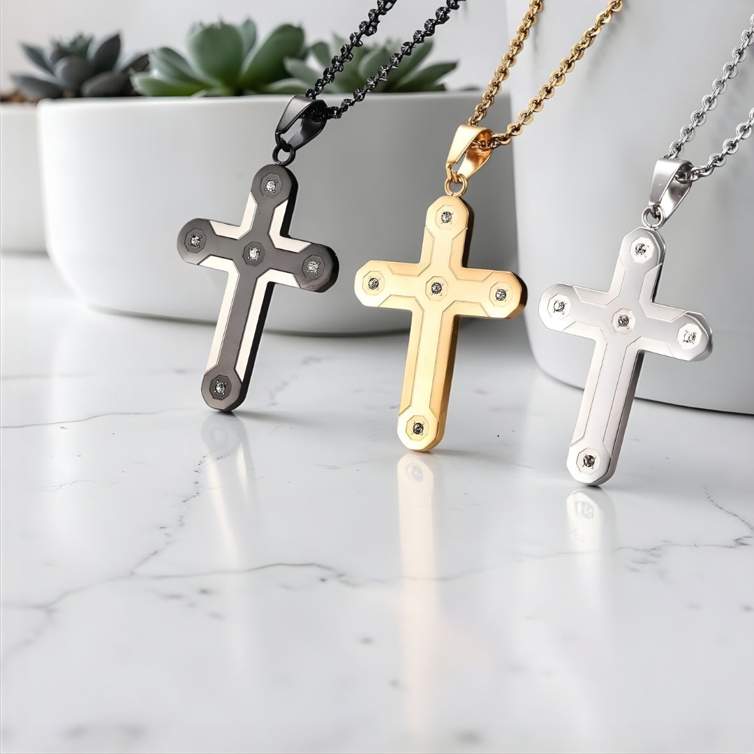 Collier homme pendentif Croix Urbaine "Armor" dore argent noire presentation  marbre pots blancs