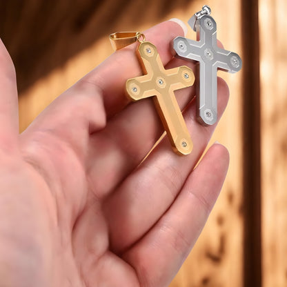 Collier homme pendentif Croix Urbaine "Armor" dore argent presentation main