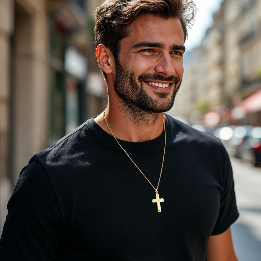 Collier homme pendentif Croix Urbaine "Armor" dore t shirt noir rue