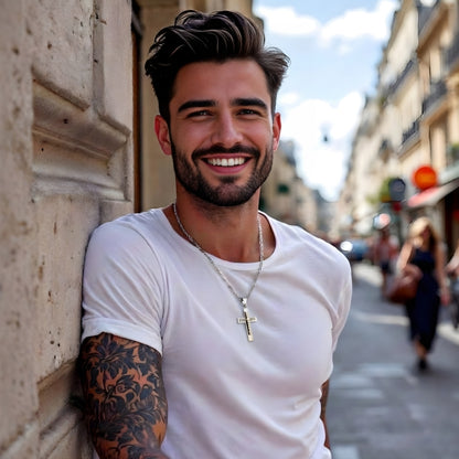 Collier homme pendentif Croix "Éclipse" argent t shirt blanc rue
