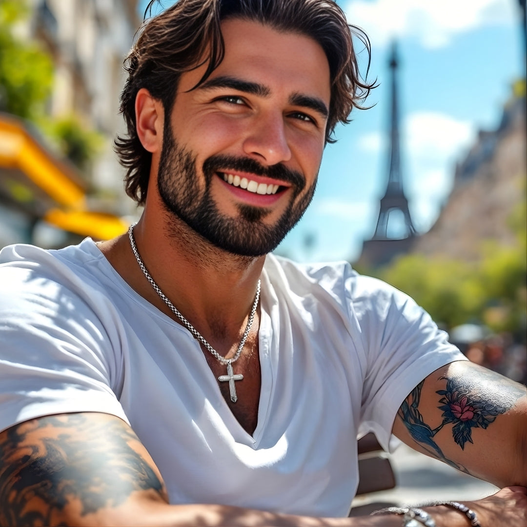 Collier homme, pendentif Croix de Chevalier Urbain argent t shirt blanc exterieur