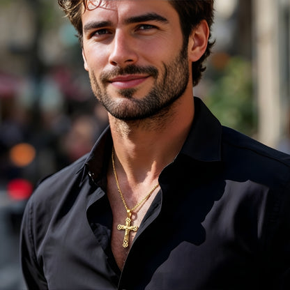 Collier homme pendentif Croix de l'Alliance Crucifix dore chemise noire homme elegant exterieur