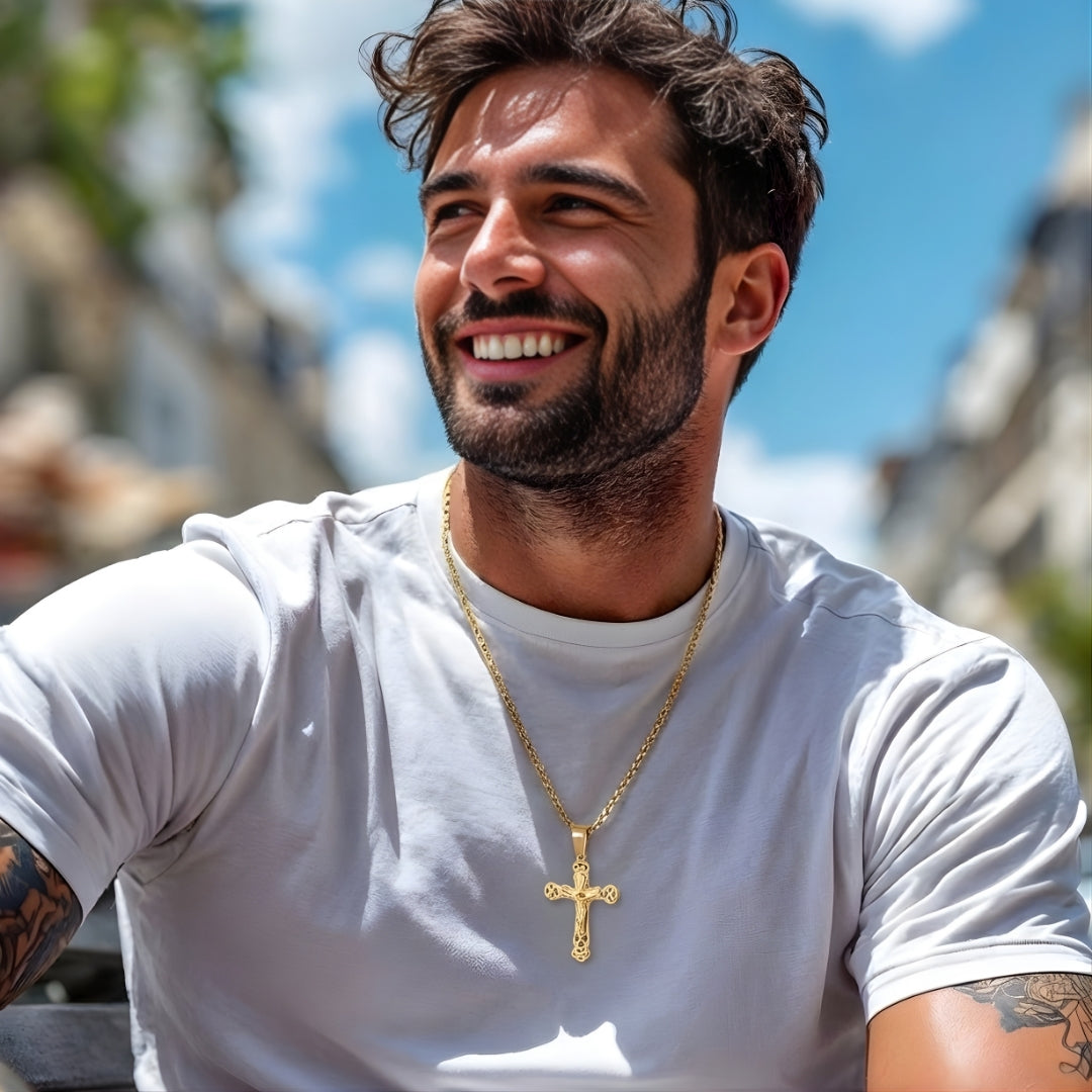 Collier homme pendentif Croix de l'Alliance Crucifix dore t shirt blanc  exterieur belle journee