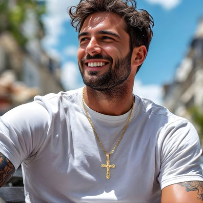 Collier homme pendentif Croix de l'Alliance Crucifix dore t shirt blanc  exterieur belle journee