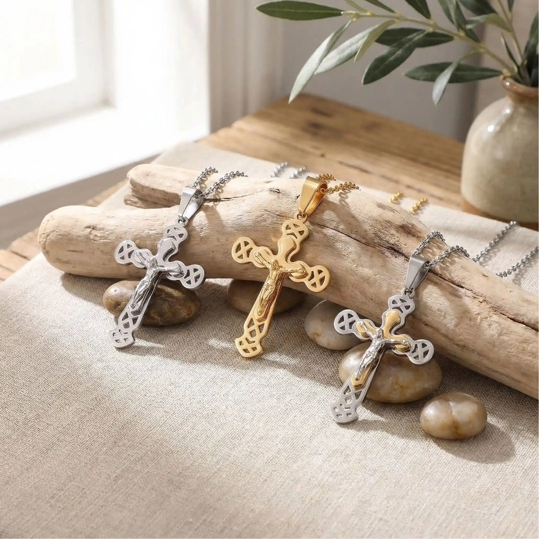 Collier homme pendentif Croix de l'Alliance Crucifix  trois variantes presentation maison confortable table 