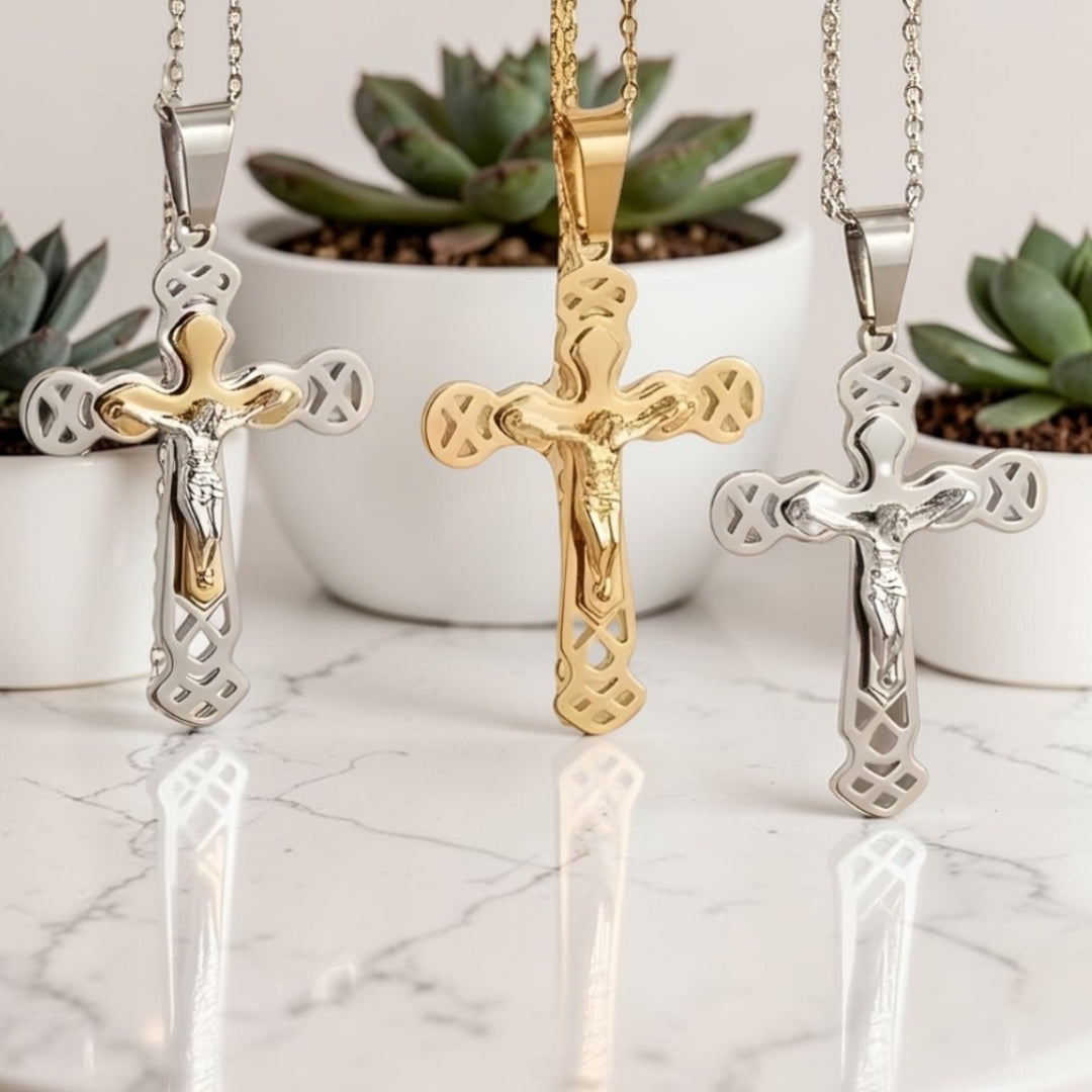 Collier homme pendentif Croix de l'Alliance Crucifix trois variantes presentation marbre plantes