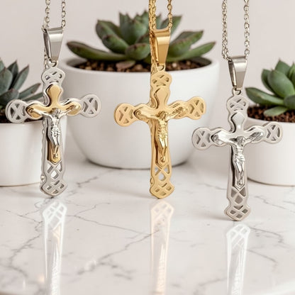 Collier homme pendentif Croix de l'Alliance Crucifix trois variantes presentation marbre plantes