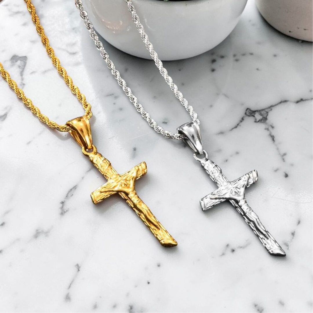 Collier homme, pendentif "Croix de la Rédemption" argent dore table marbre pots