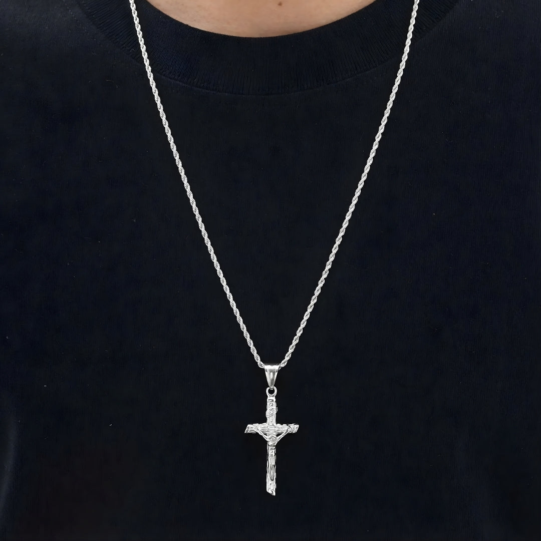 Collier homme, pendentif "Croix de la Rédemption" argent t shirt noir longueur