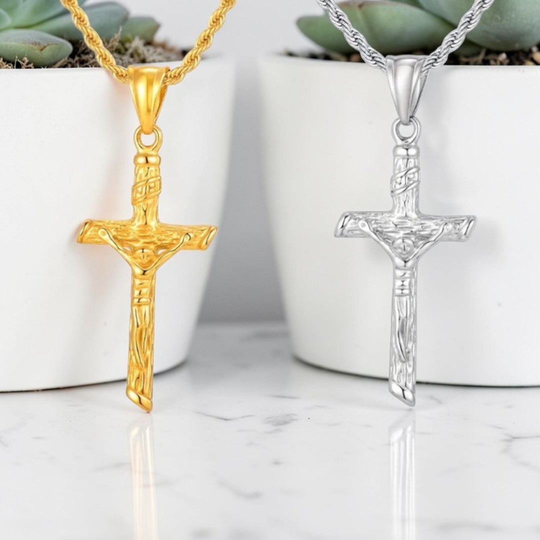 Collier homme, pendentif "Croix de la Rédemption" dore argent presentation table marbre pots plantes