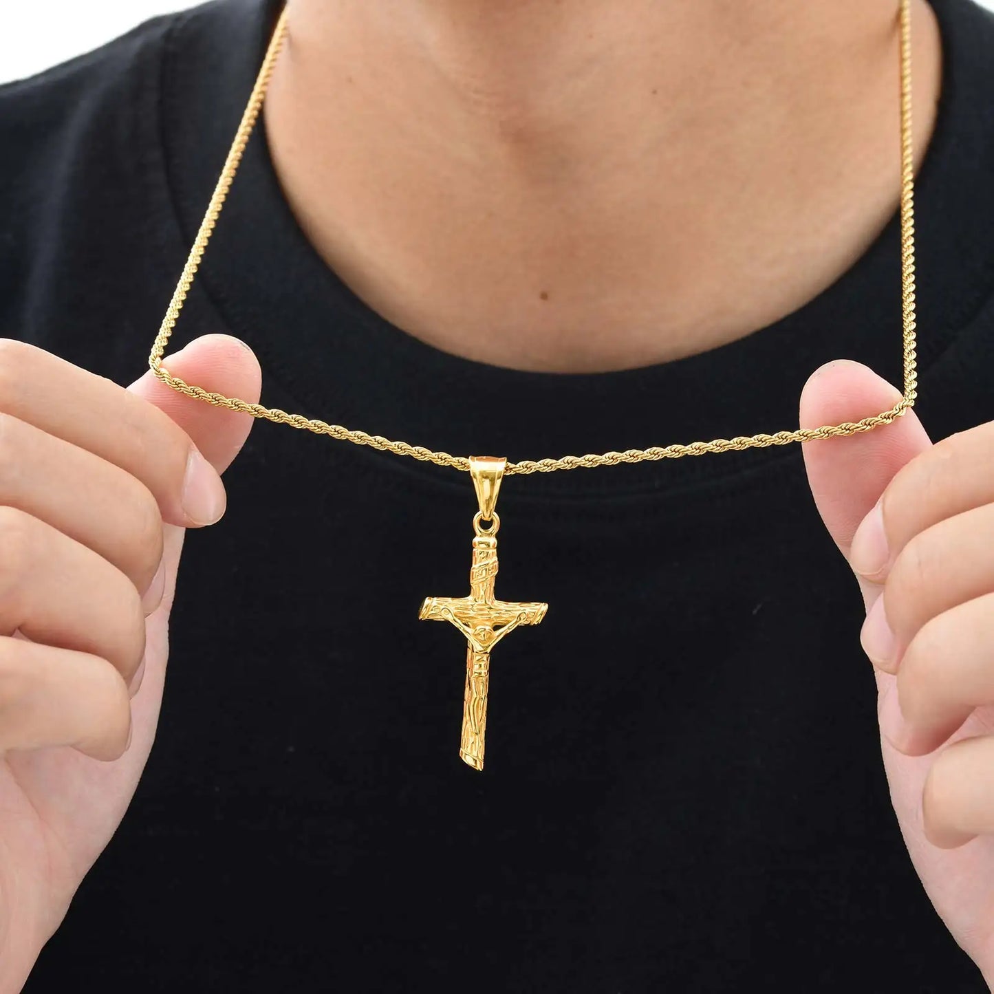 Collier homme, pendentif "Croix de la Rédemption" dore tshirt noir cou mains