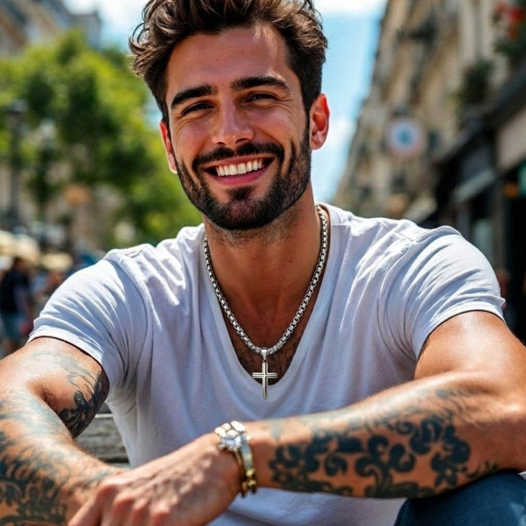 Collier homme pendentif Croix double architecturale argent t shirt blanc tatouages