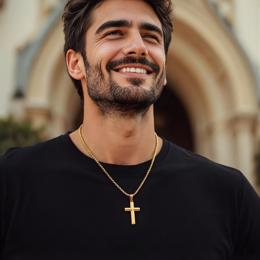 Collier homme pendentif Croix double architecturale dore t shirt noir eglise
