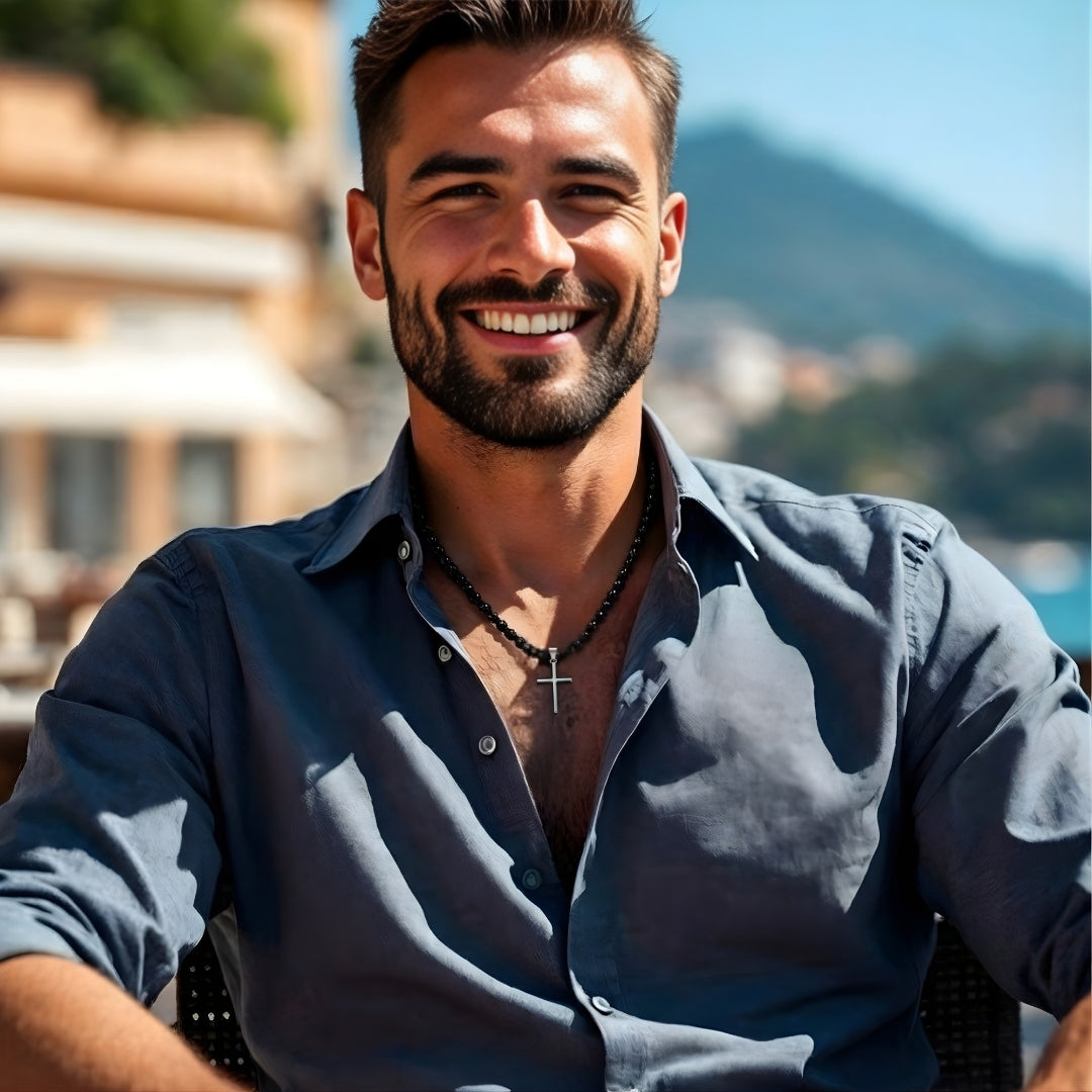 Collier homme pendentif Croix double architecturale noire chemise bleue 