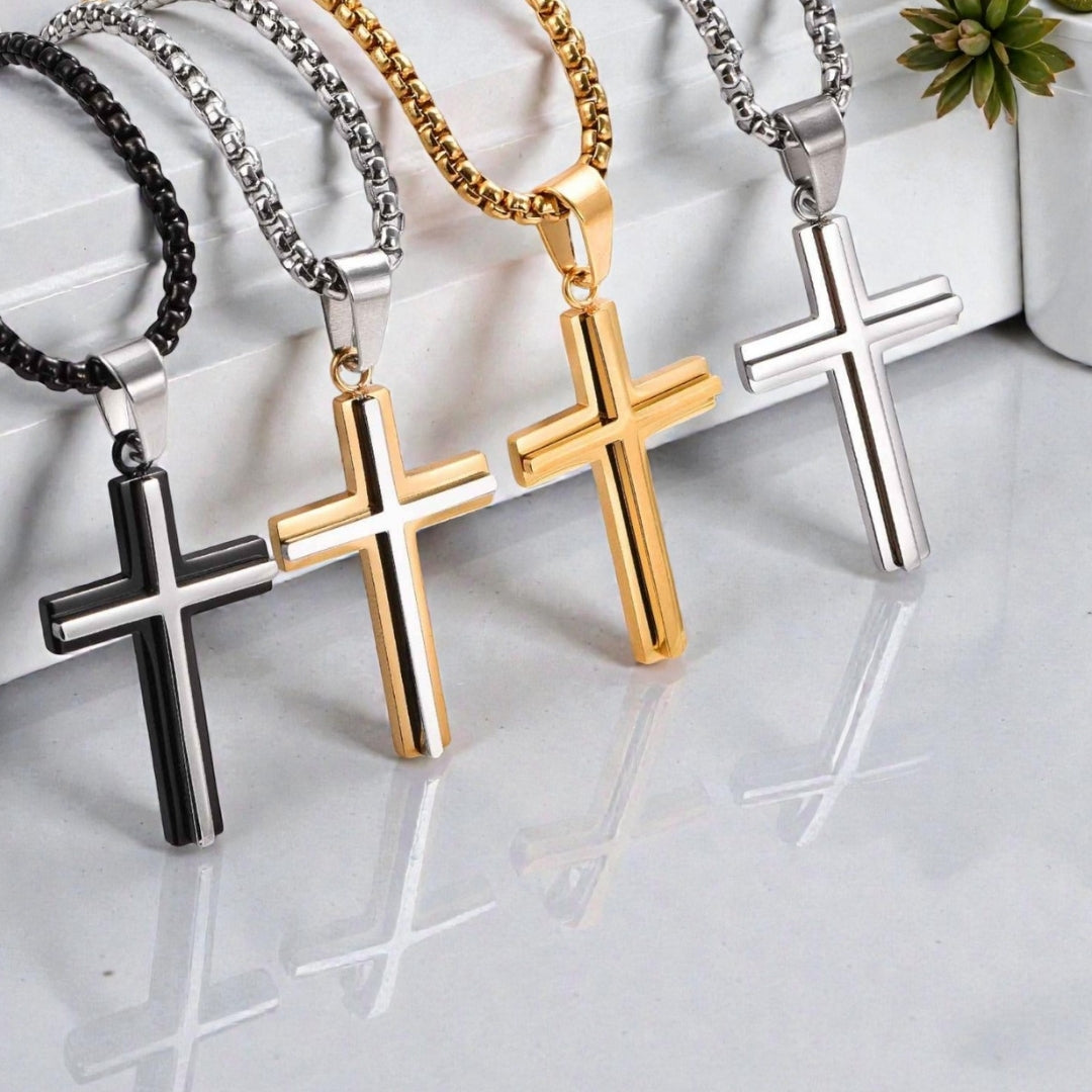 Collier homme, pendentif Croix double architecturale quatres couleurs presentation table moderne
